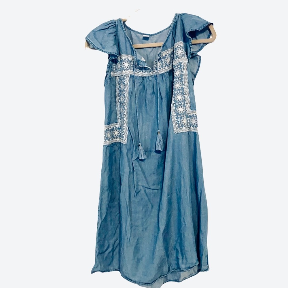 NWOT Old navy dress size small with soft white embroidered pattern